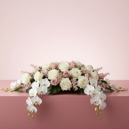 Roses en cascade et orchidées Dendrobium en croissant