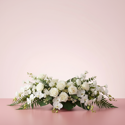 Roses en cascade et orchidées Dendrobium en croissant